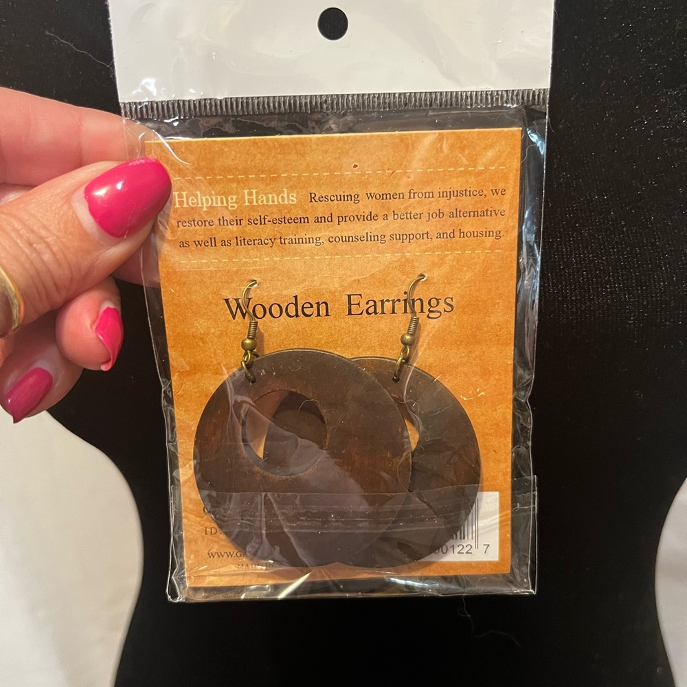 2/$5🎈Wood hoop earrings NWT